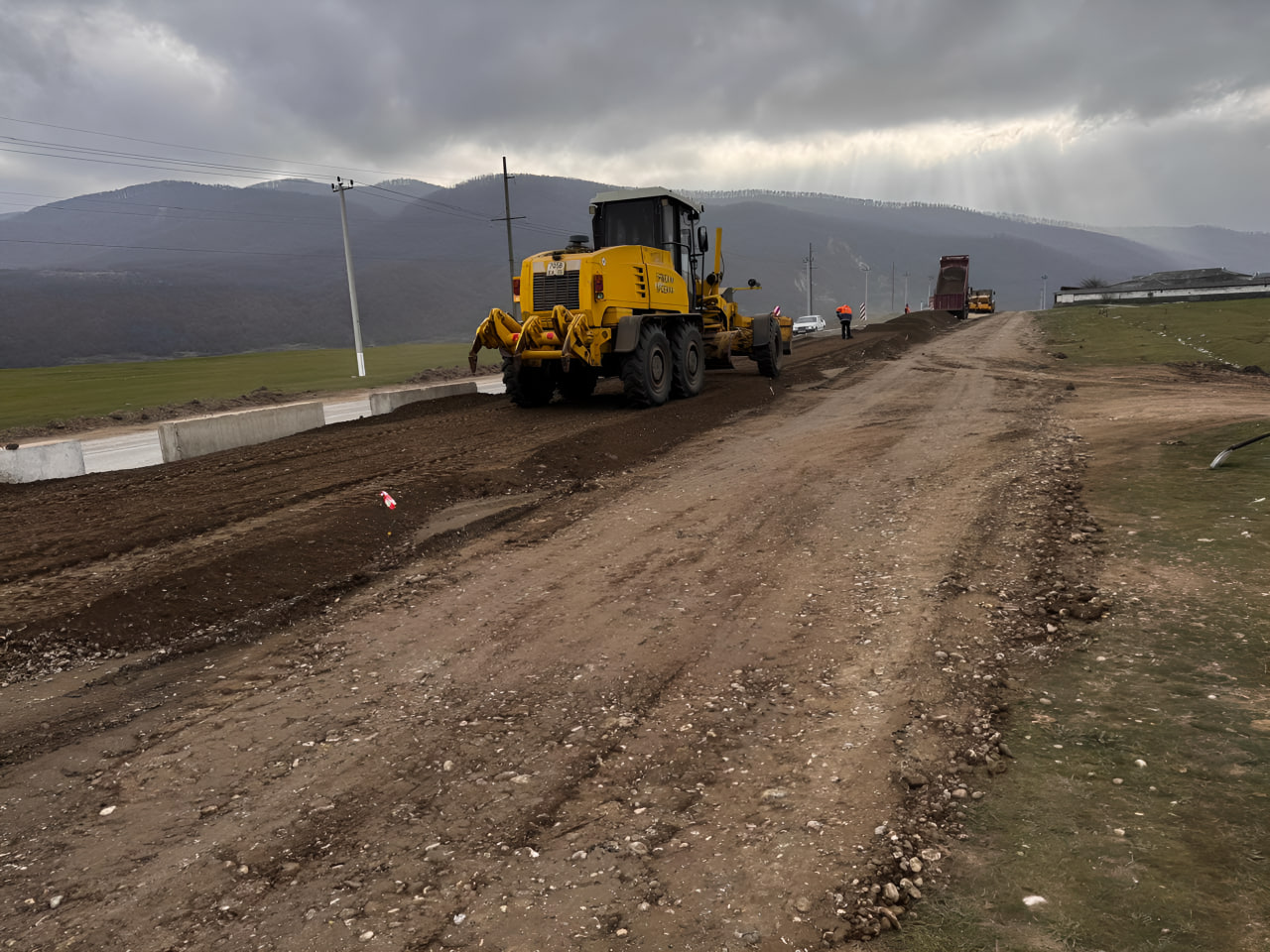 В Казбековском районе капитально ремонтируют участок дороги Хасавюрт – Тлох